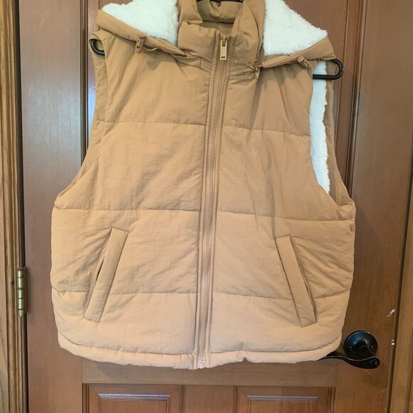 Women's tan fleece lined vest with zip off hood. - Picture 1 of 4